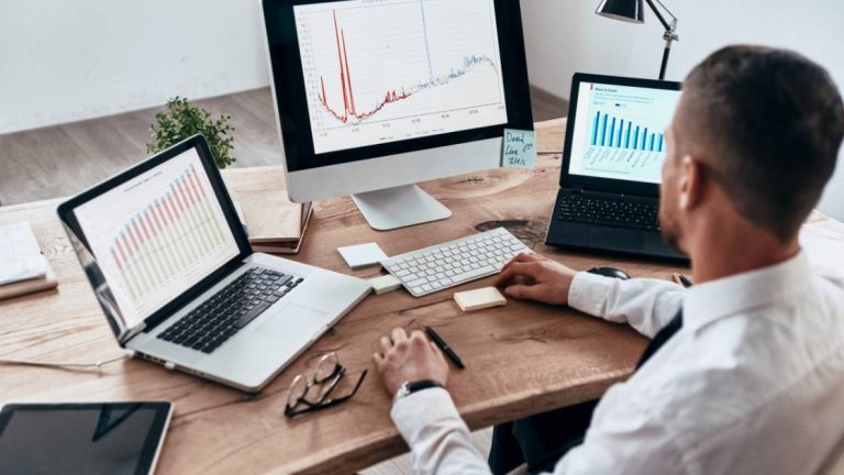 Chief Sales Officer vs Chief Marketing Officer A Deep Dive Featured Image